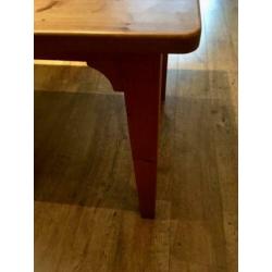 Grenen tafel met 4 rieten stoelen