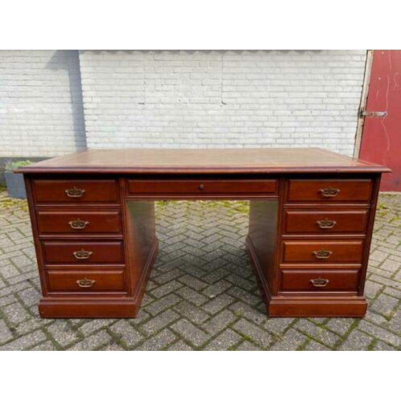 Antiek bureau (partnerdesk)