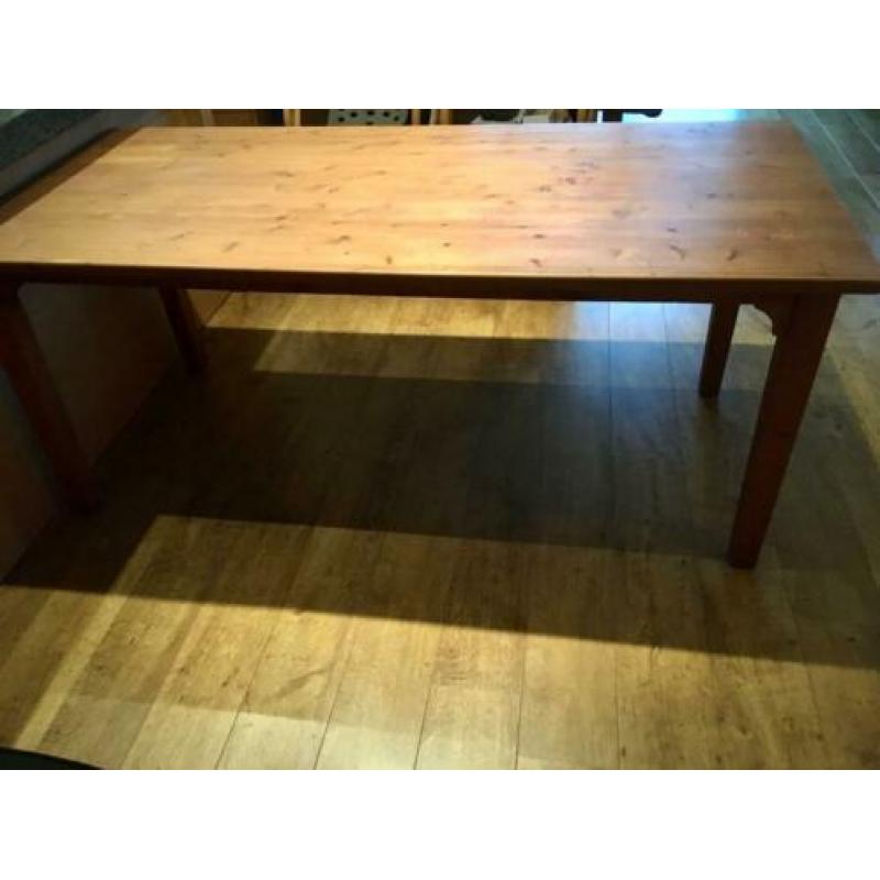 Grenen tafel met 4 rieten stoelen