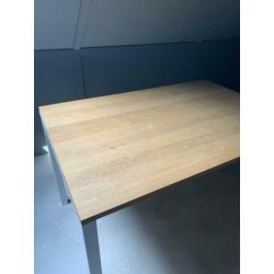 Eiken tafel klein met witte poten in maat 120 x 80