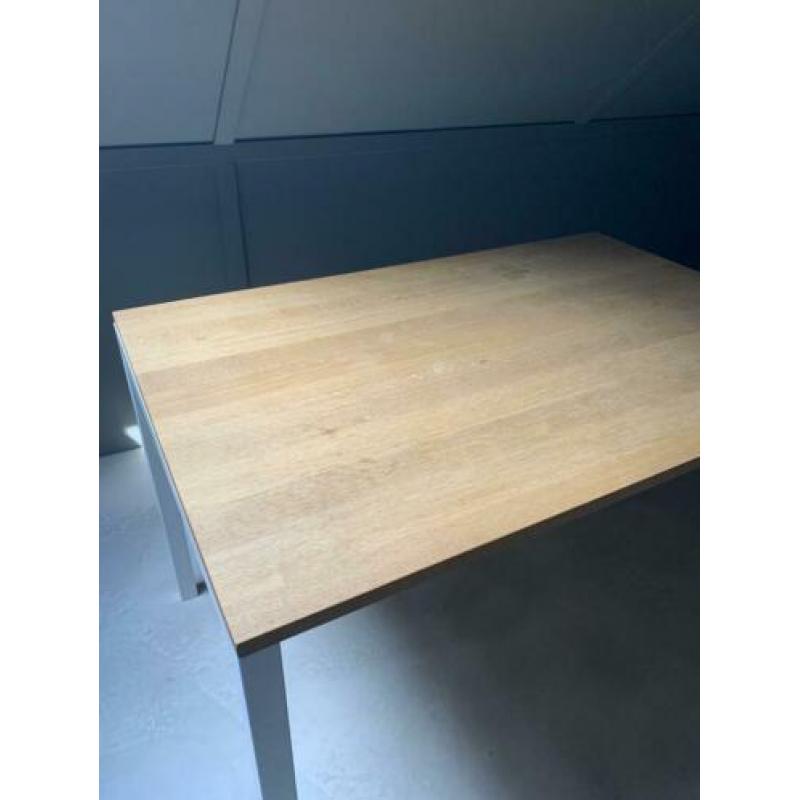 Eiken tafel klein met witte poten in maat 120 x 80