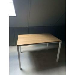 Eiken tafel klein met witte poten in maat 120 x 80