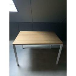 Eiken tafel klein met witte poten in maat 120 x 80