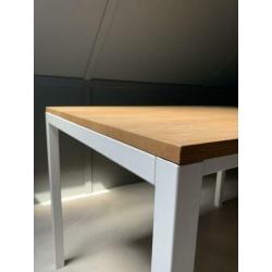 Eiken tafel klein met witte poten in maat 120 x 80