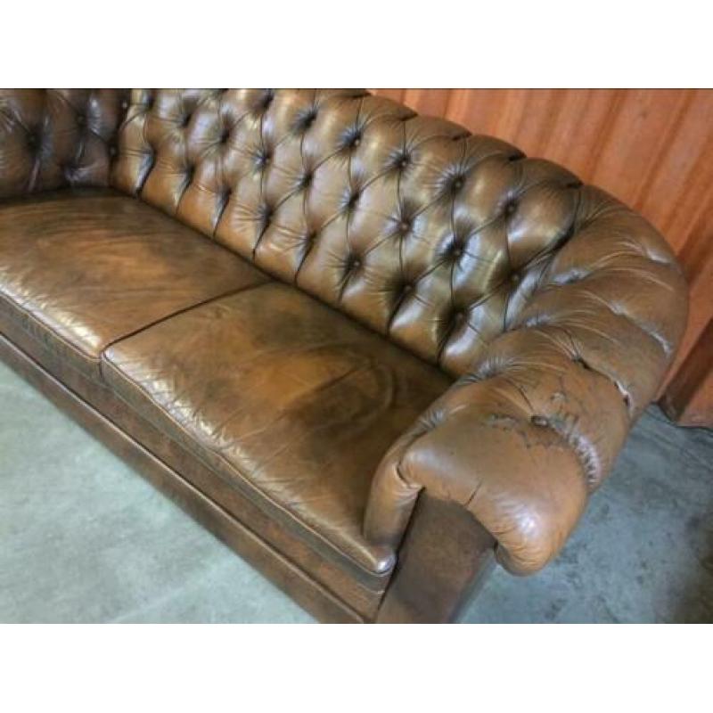 ????Vintage Chesterfield bank