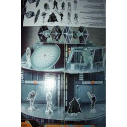 Te koop Star Wars display van Death Star in OVP