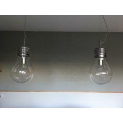 2 ‘bulb’ tafellampen - design