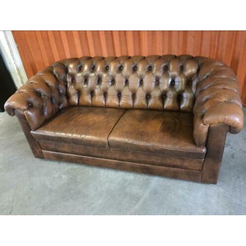 ????Vintage Chesterfield bank