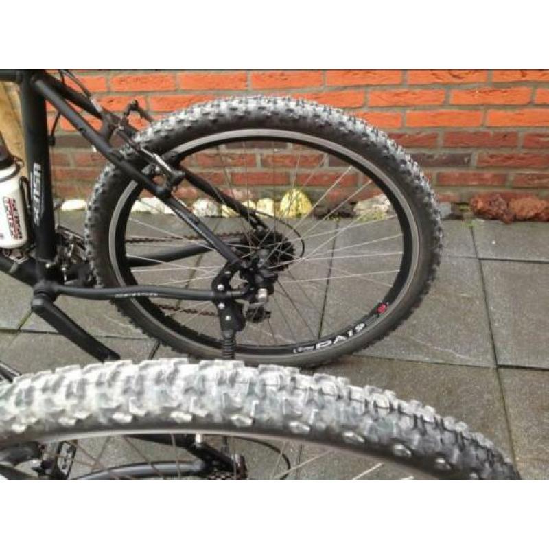 Te koop: Zo goed als nieuw: 2 matzwarte mountainbikes