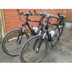 Te koop: Zo goed als nieuw: 2 matzwarte mountainbikes