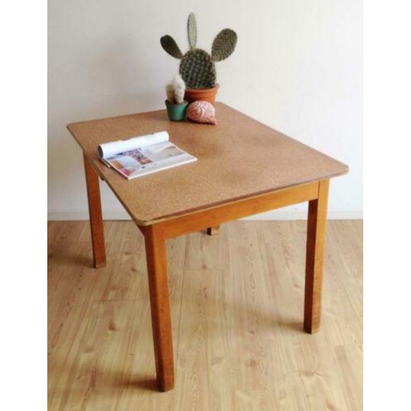 Houten vintage eettafel. Retro tafel met spikkeltjes blad