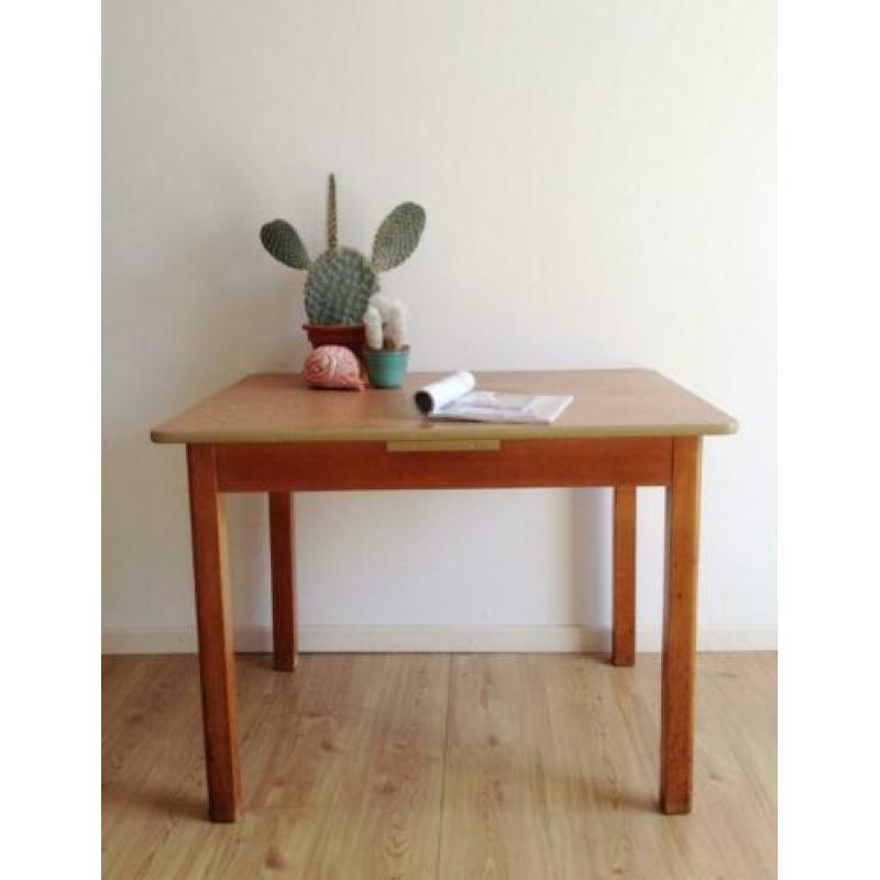 Houten vintage eettafel. Retro tafel met spikkeltjes blad