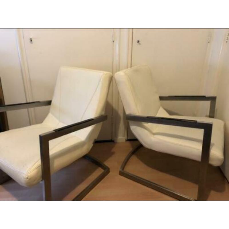 2 witte stoelen met ijzeren frame H&H