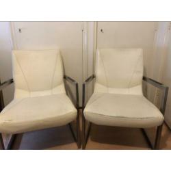 2 witte stoelen met ijzeren frame H&H