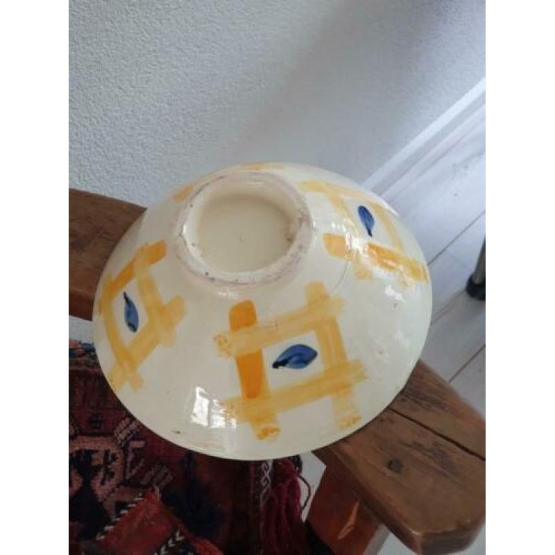 Prachtige antieke creme schaal met geel en blauw motief