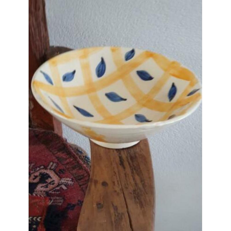 Prachtige antieke creme schaal met geel en blauw motief