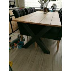 Zware eettafel en buffetkast