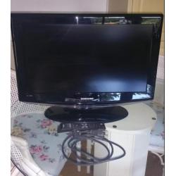 Samsung TV 26 inch Ø66cm zwart hoogglans met voet