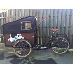 Bakfiets incl regenkap, 4 kinderen vervoere.